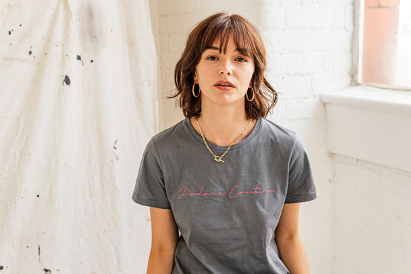 SIGNATURE T-SHIRT (W) - DARK GREY
